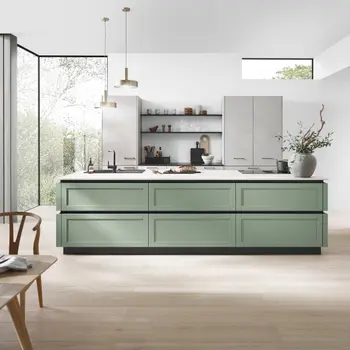 Küche mit mintgrüner Kochinsel, hellen Hängeschränken und viel Tageslicht.